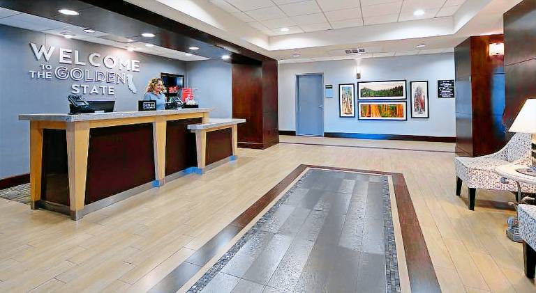 Hampton Inn Visalia — photo 4