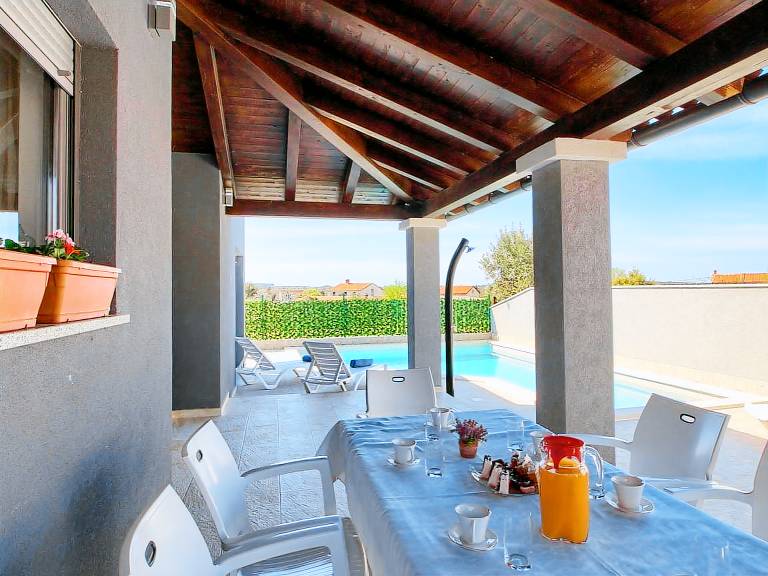 Ample house with yard, private pool & barbeque | Pets allowed in Pula