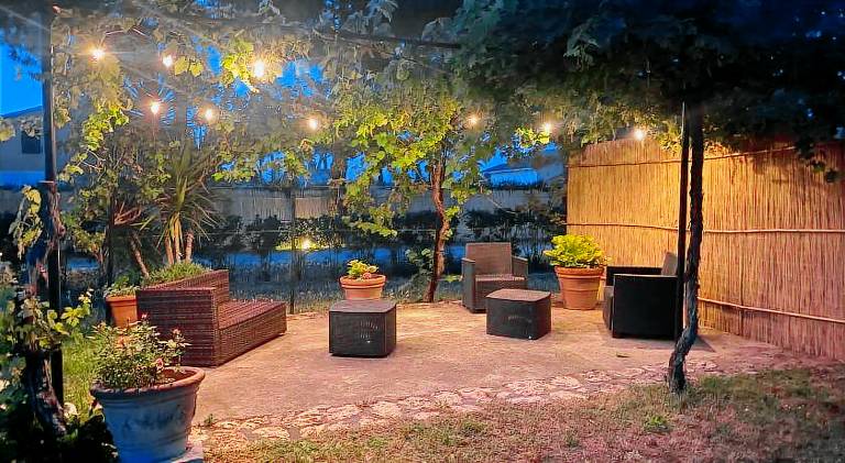 Rental apartment with grill, terrace & yard — photo 3
