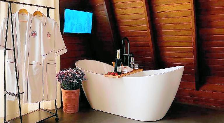 Lodge with yard & jacuzzi | Pets are welcome — photo 3