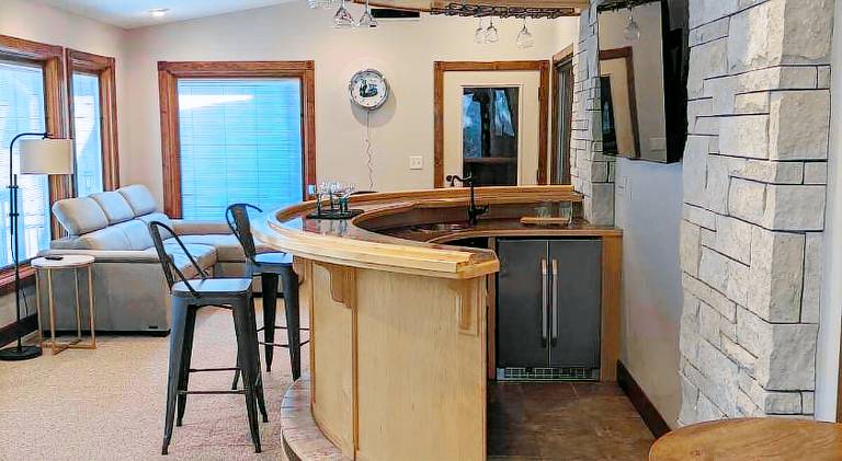 Vacation home with hot tub — photo 4