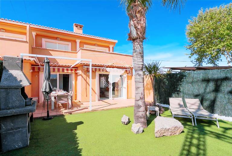 Bungalow with terrace, pool & barbeque in Alicante