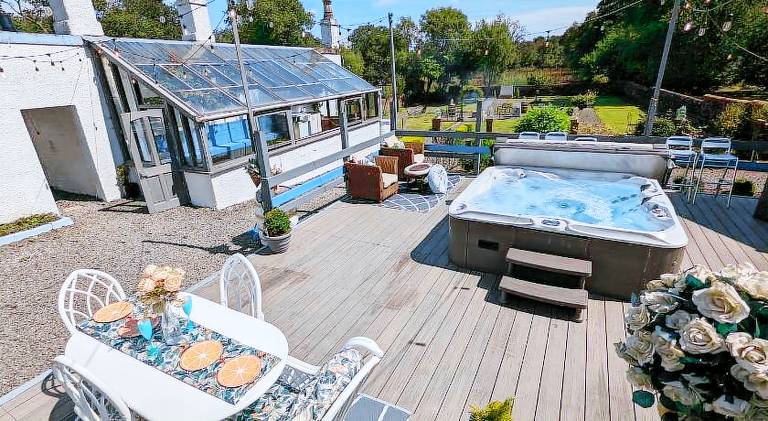 House with jacuzzi & pool | Pets are welcome in Falkirk