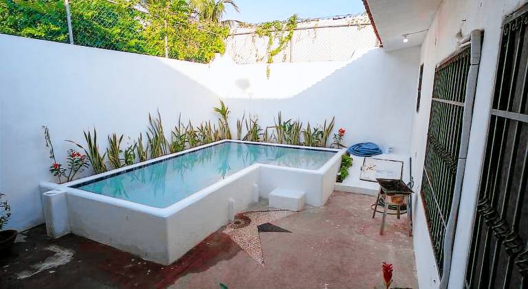 Ample vacation home with pool | Pets are welcome — photo 3