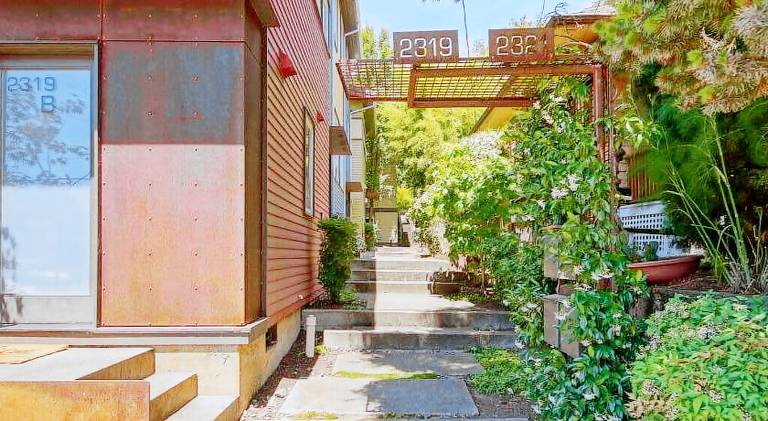 Vacation home with yard — photo 4