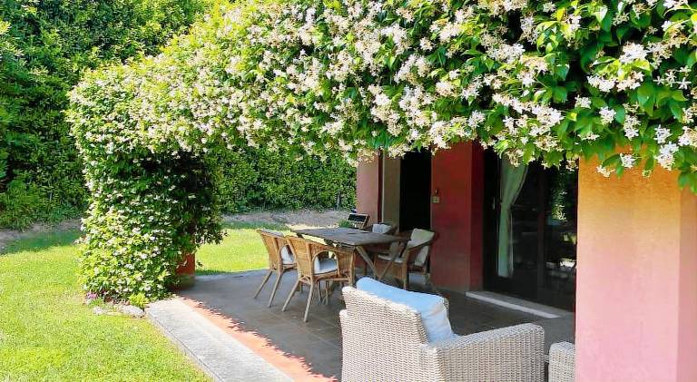 Apartment with pool in Manerba del Garda