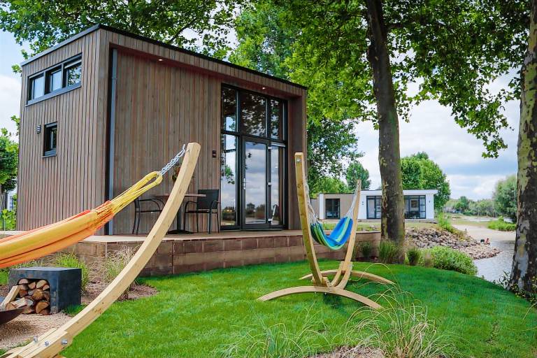 Cozy cozy and right on the water