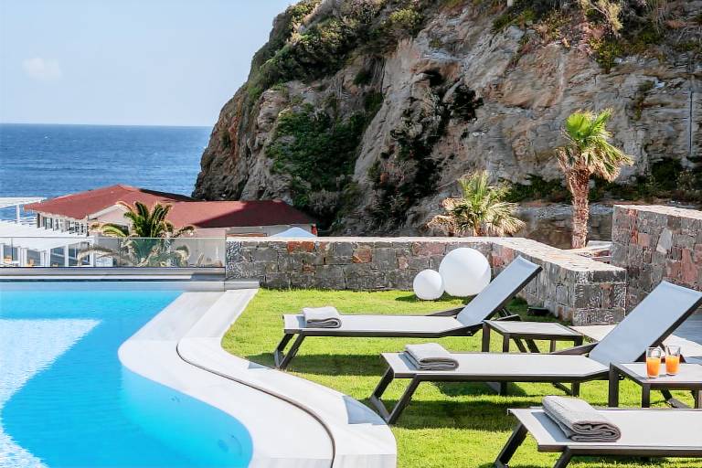 Apartment with patio & pool in Malevizi