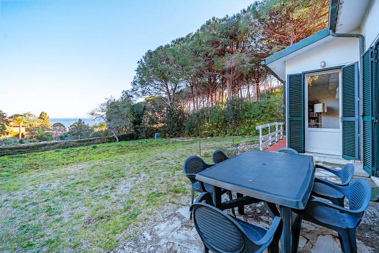 Villa with terrace & yard — photo 4
