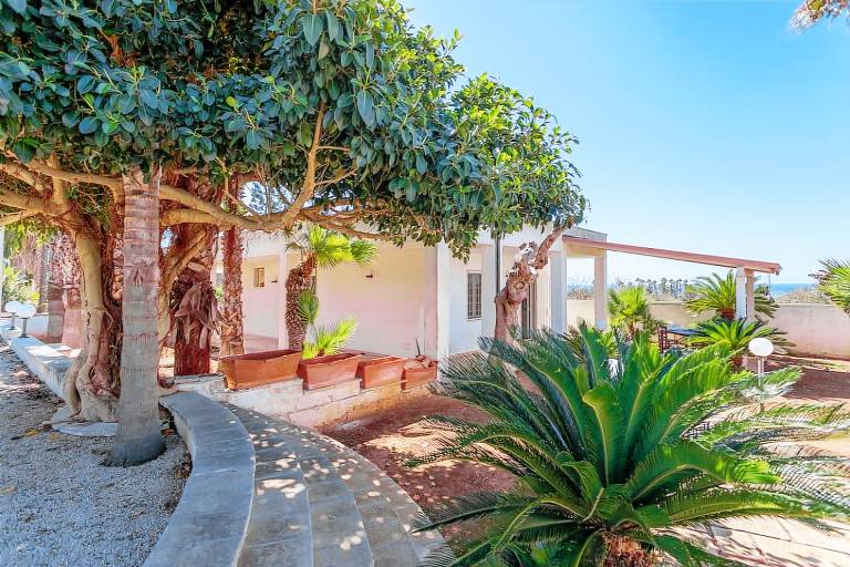 Family-friendly wonderful vacation home with yard, terrace & grill | Garden view | Pet-friendly — photo 3