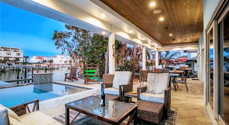 House with pool — photo 3