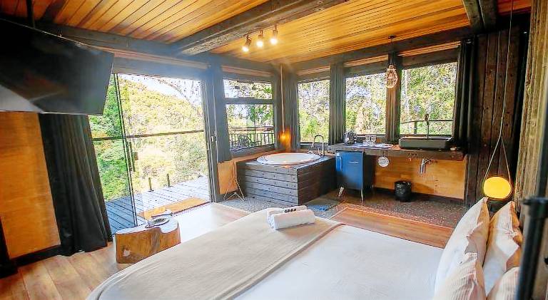 Casa Container 80 - Suites privativas e sofisticadas integradas a natureza in Campos