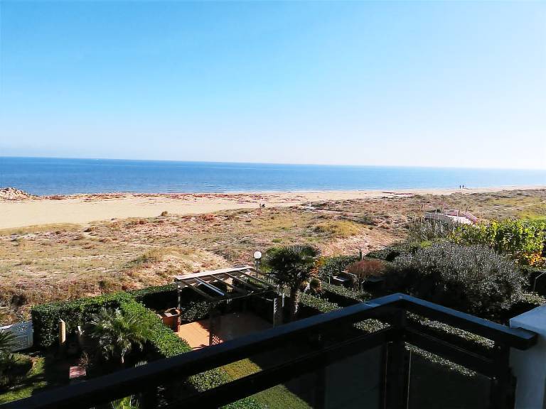 Holiday apartment with garden, pool & patio | Beach view — photo 4