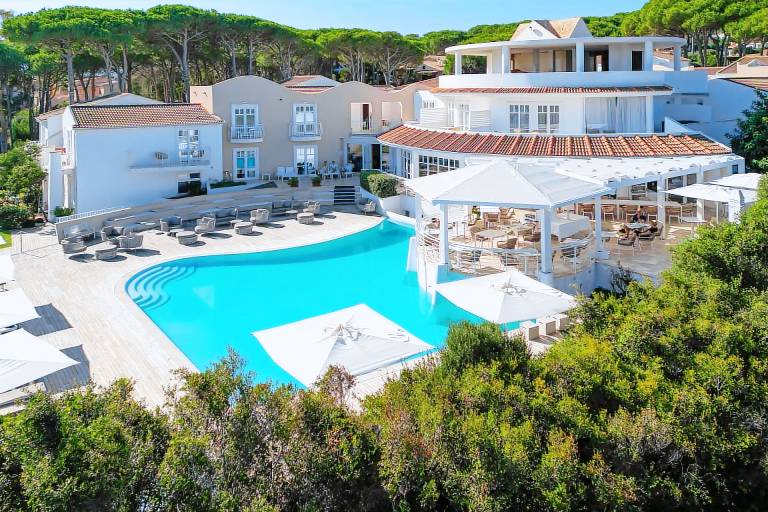Family-oriented bed and breakfast with pool & patio | Sea view | Pets allowed — photo 2