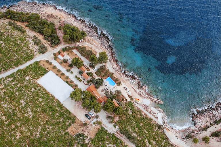 Fully equipped villa with barbecue, yard & private pool | Water view | Dogs allowed — photo 3
