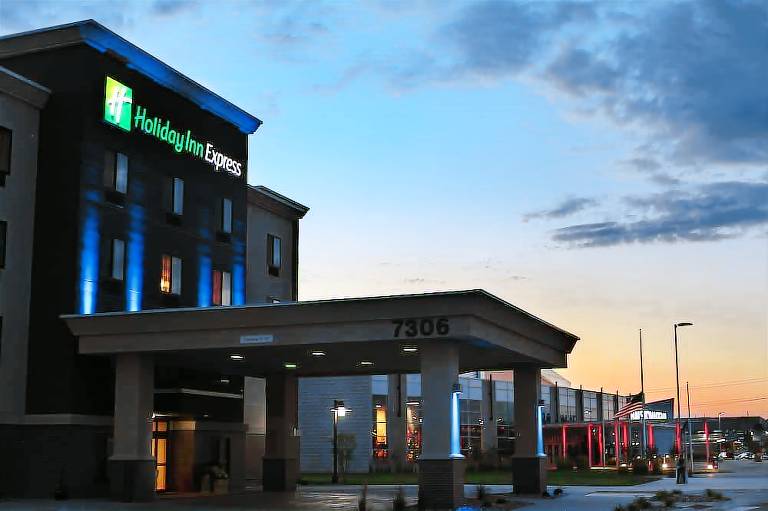 Holiday Inn Express & Suites Omaha South Ralston Arena by IHG