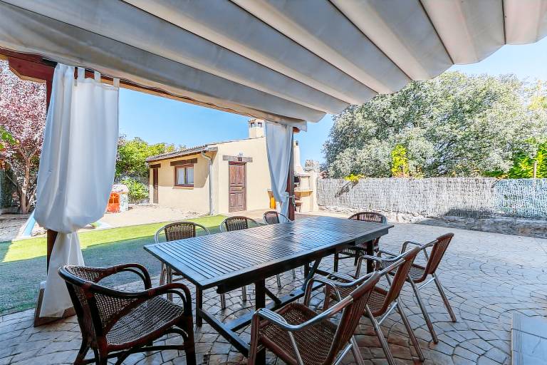 Vacation home with terrace, private pool & yard | Mountain view — photo 2