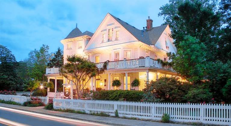 White Doe Inn Bed & Breakfast — photo 2