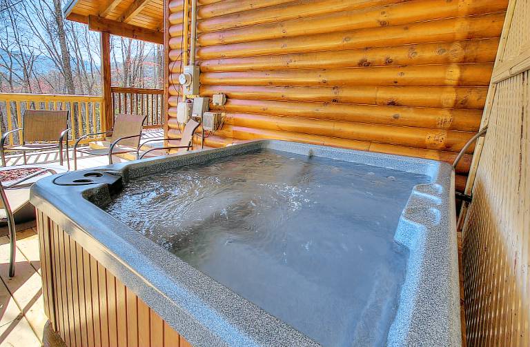 Child-friendly cabin with garden, pool & grill | Mountain view | Pets are welcome in Gatlinburg, TN