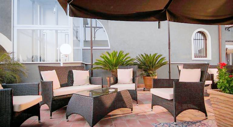Serviced apartment with garden & patio | Close to Catania Cathedral — photo 3