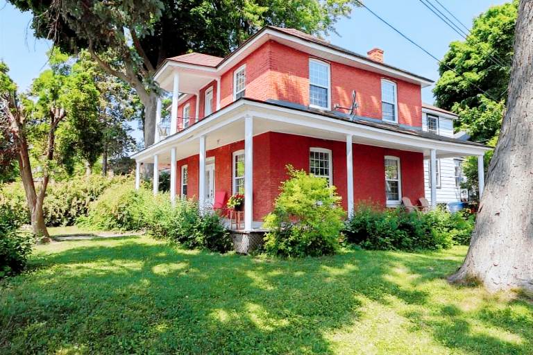 House Pointe-Claire