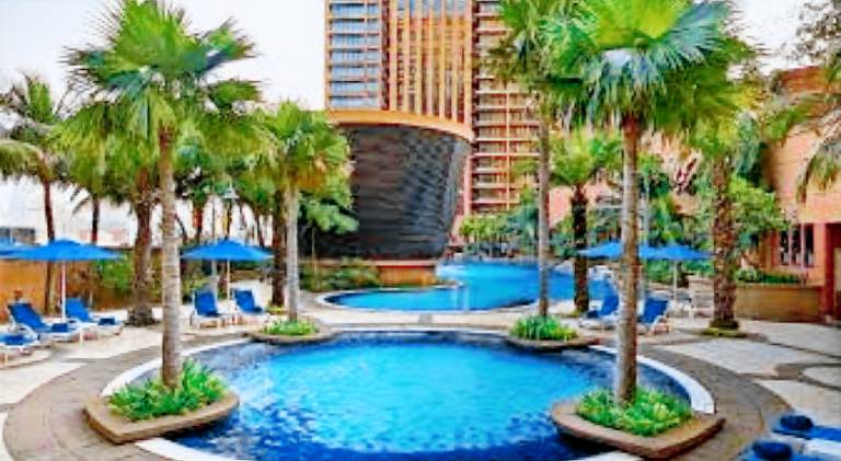 Charming rental apartment with garden, pool & sauna | Close to Jalan Alor | Pets allowed — photo 2