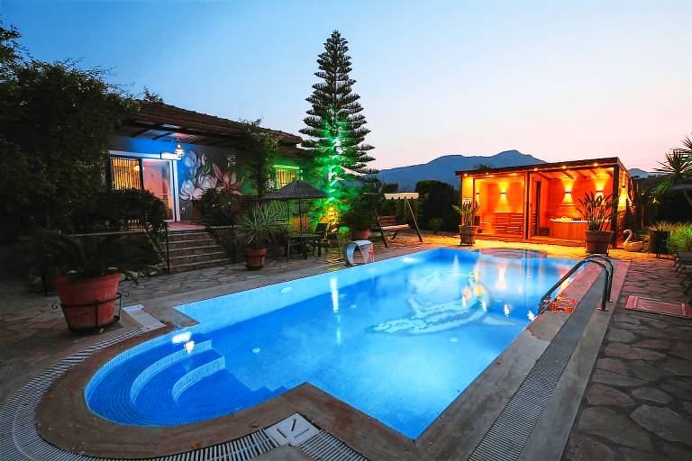 Child-friendly villa with BBQ, jacuzzi & pool | Pets are welcome — photo 2