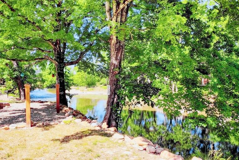 Children-friendly charming cabin with jacuzzi & grill | Water view | Pets allowed — photo 2