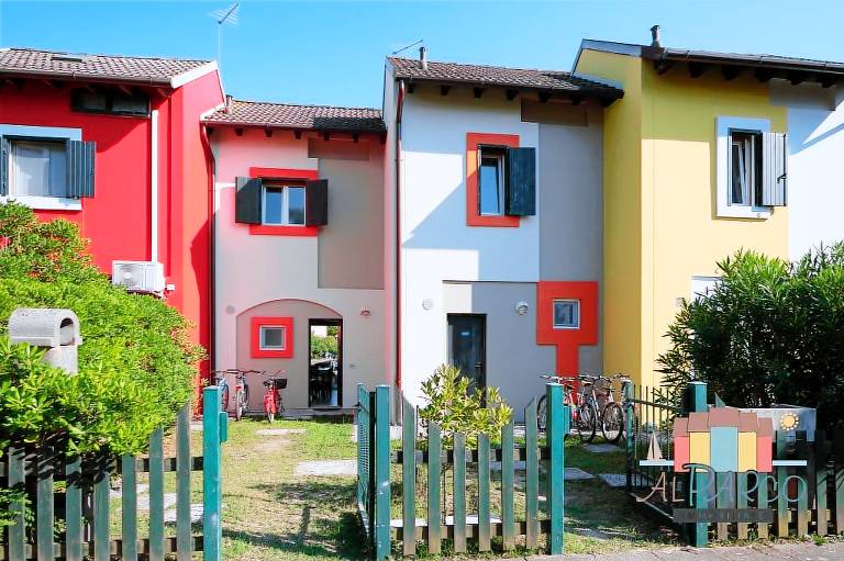 Family-oriented rental apartment with pool, terrace & garden | Garden view | Close to the beach | Pets are welcome — photo 2