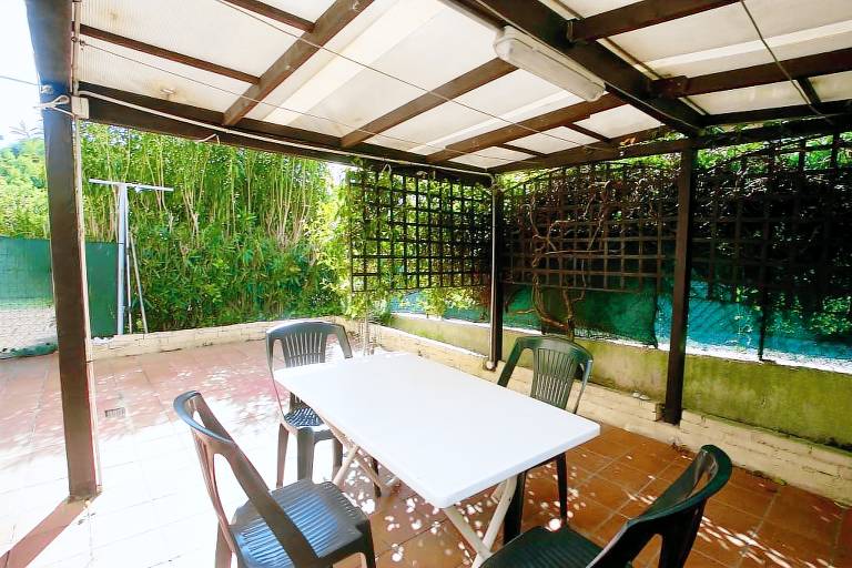 Family-oriented charming villa with patio & garden | Garden view | Dogs allowed — photo 4