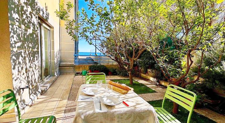 Apartment with yard, barbecue & patio — photo 3