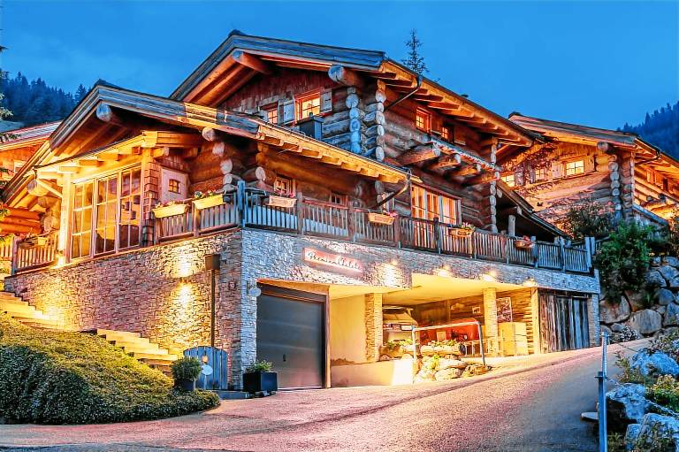 Beautiful chalet with garden, grill & sauna | Next to the ski | Pets are welcome in Maria Alm am Steinernen Meer