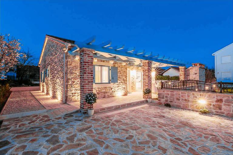 Fully equipped lovely villa with private pool, patio & yard | Next to the beach | Dogs allowed — photo 2