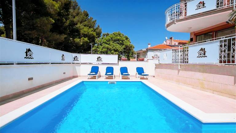 Villa with terrace, private pool & hot tub | Beach nearby | Dogs allowed — photo 2