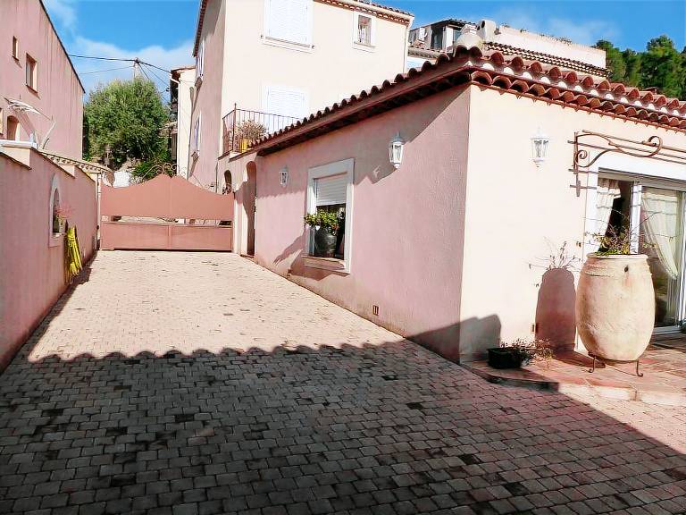 Fully equipped charming vacation home with yard | City view | Dogs allowed — photo 3