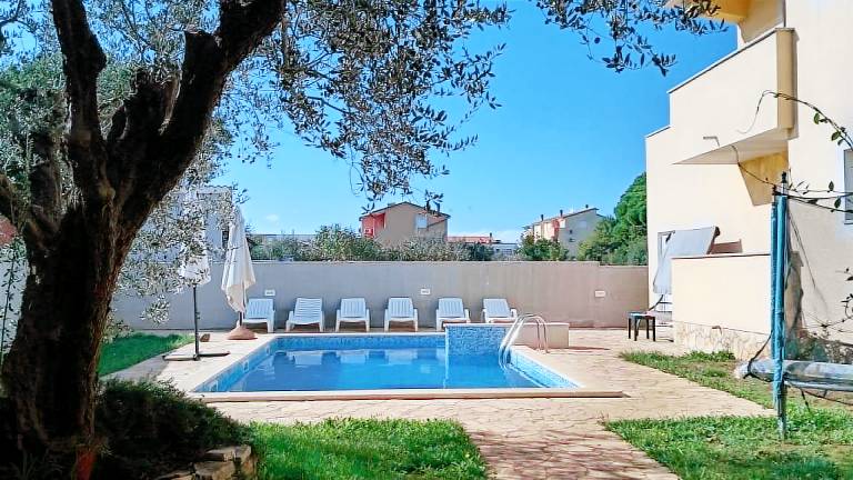 Apartment with grill, terrace & yard in Pula