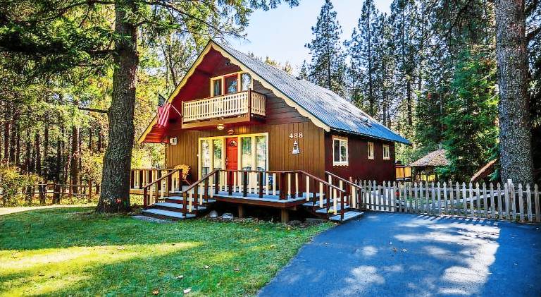 Ample chalet with hot tub | Pets are welcome in Ponderay, ID