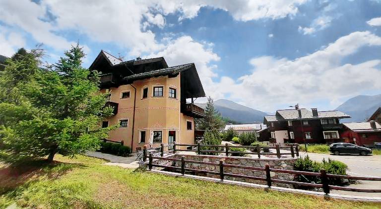 Rental apartment with terrace, hot tub & garden in Livigno