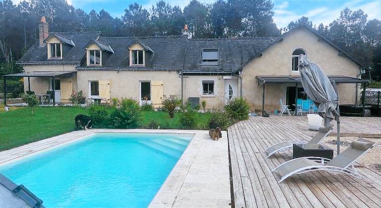 Vacation home with pool & hot tub | Pet-friendly in Chinon