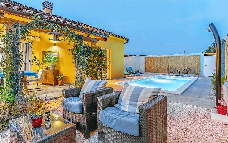 Vacation home with barbecue, private pool & patio — photo 2