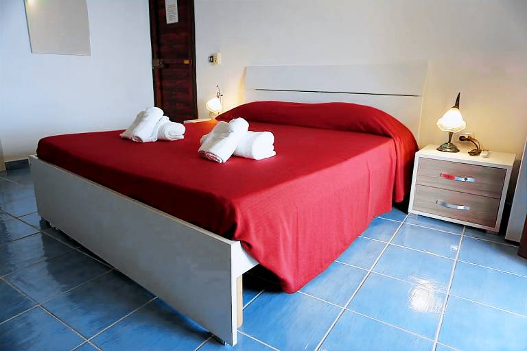 Private room with pool, fast internet & patio in Salerno