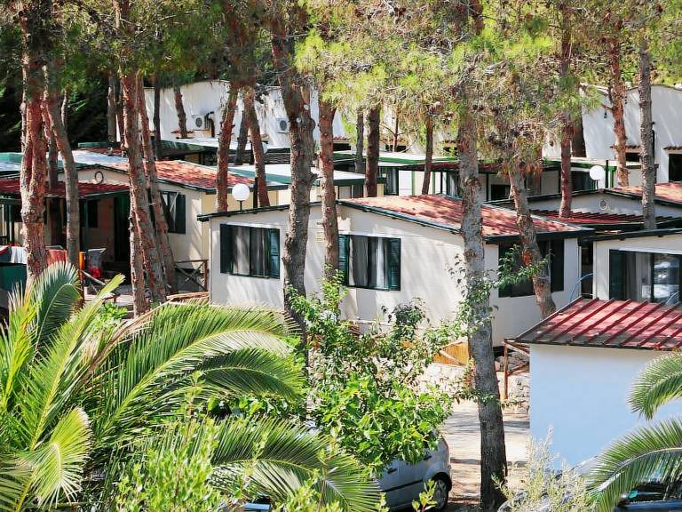 Mobile home with pool & patio — photo 4