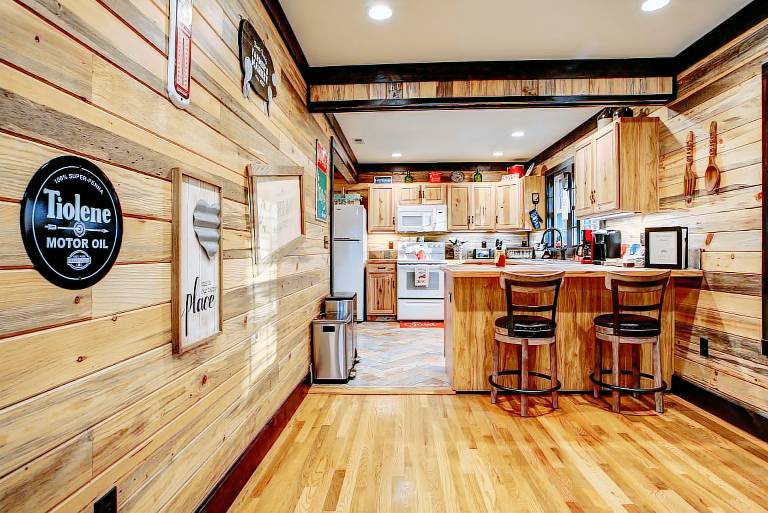 The Oakley House Quaint, Cabin-Themed Home in Asheville Close to the Biltmore Estate — photo 4