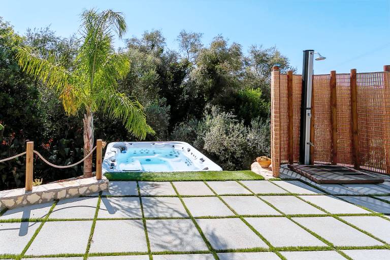 Fully equipped villa with yard, fast internet & hot tub | Garden view | Suitable for remote work | Dogs allowed — photo 5