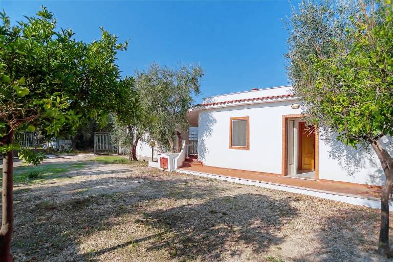 Villa with garden, BBQ & terrace | Beach view — photo 2