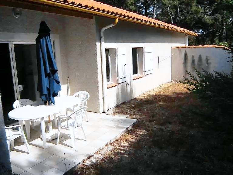 House with garden, barbeque & patio — photo 2