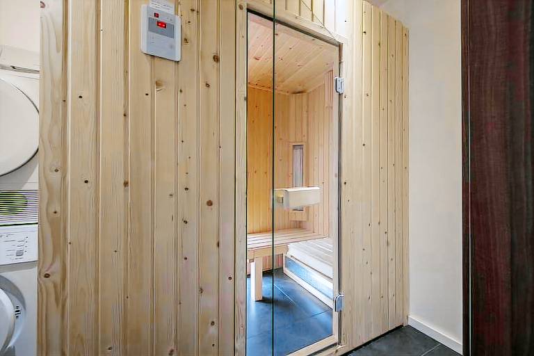Bungalow with heated pool, sauna & patio — photo 2