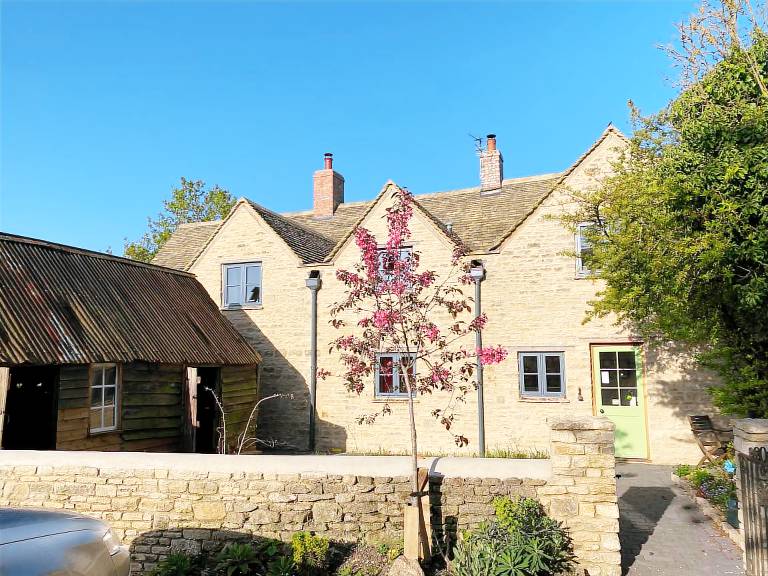 Cottage with garden — photo 2