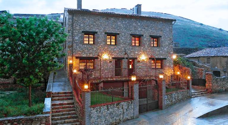 Fully equipped spacious house with hot tub, terrace & barbecue | Suitable for remote work | Dogs allowed in Abanades