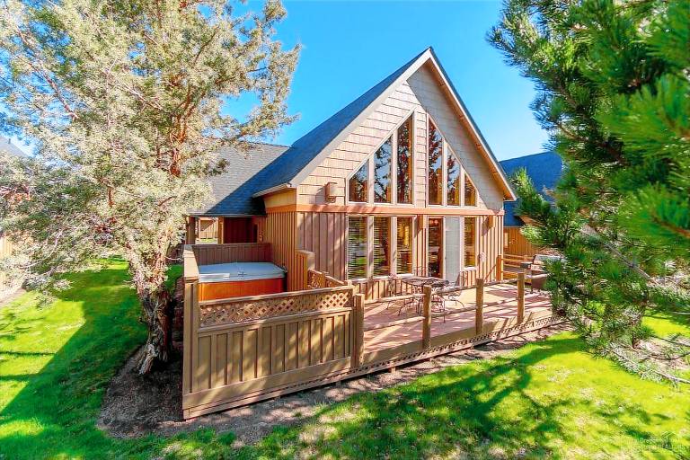 Family-oriented pleasant vacation home with barbeque, patio & hot tub | Good for workation | Pets allowed in Redmond, OR